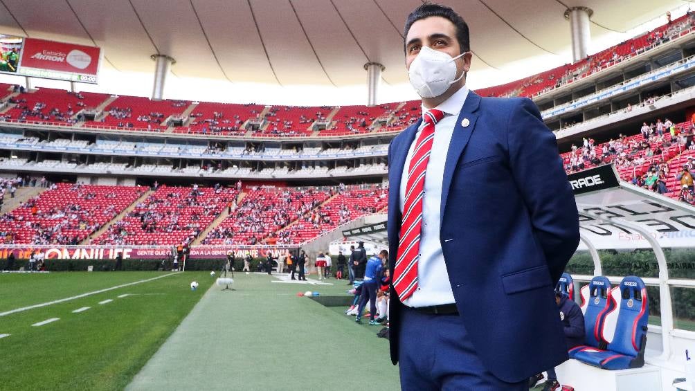 Michel Leaño dirigiendo a Chivas en partido de Liga MX