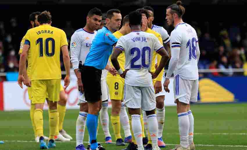 Jugadores del Villarreal y Real Madrid tras el golpe de Albion 