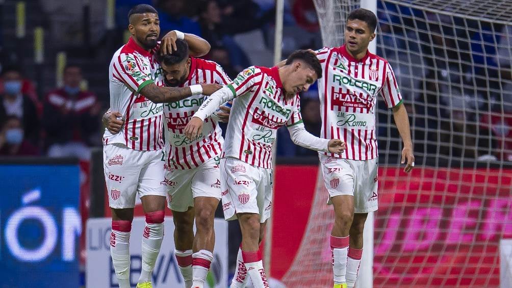 Jugadores de Necaxa festejando gol ante Cruz Azul