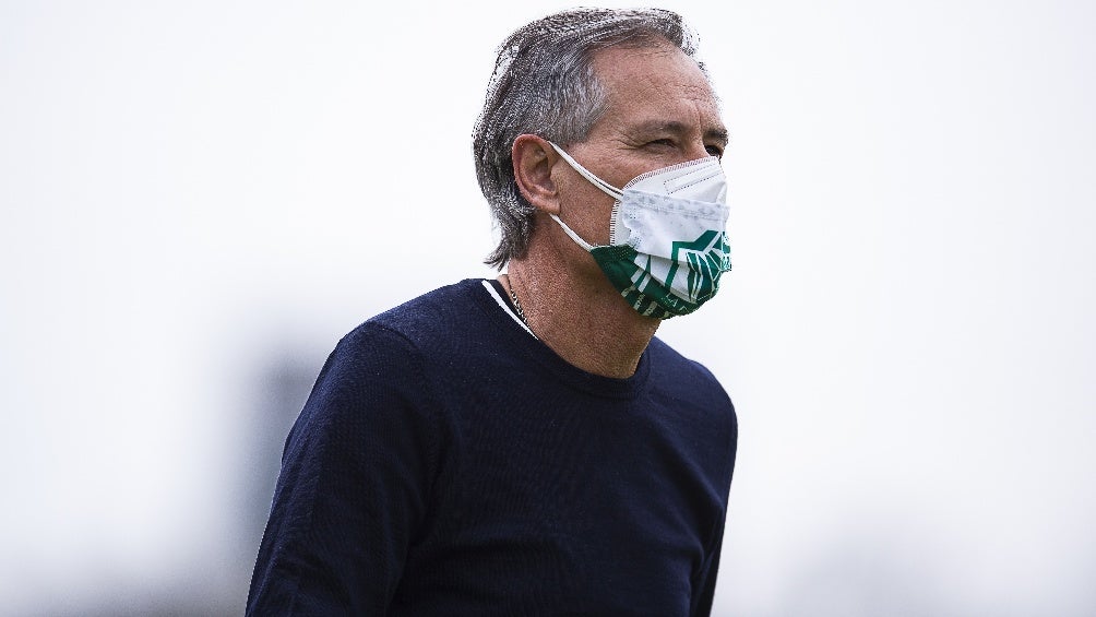 Ariel Holan dirigiendo a León en partido de Liga MX ante Pumas