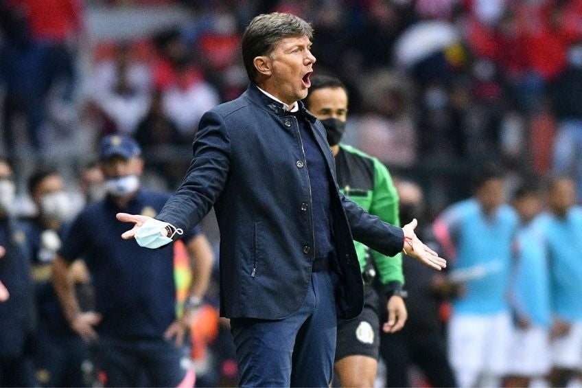 Hernán Cristante dirigiendo al Toluca