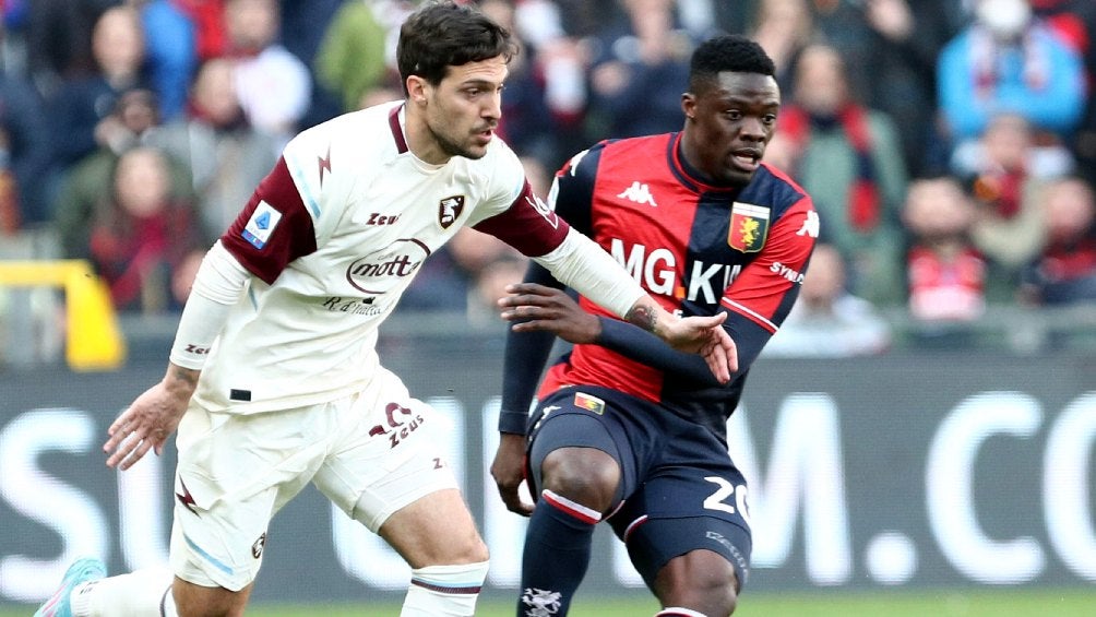 Caleb Ekuban (Genoa) vs Pasquale Mazzocchi (Salernitana)