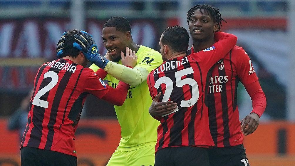 Jugadores del Milan festejando victoria ante Sampdoria