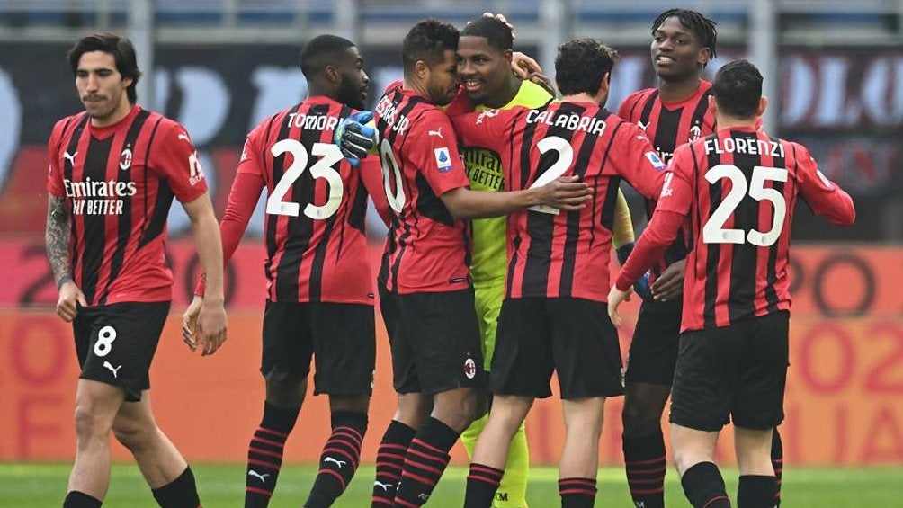 Jugadores del Milan festejando victoria ante Sampdoria