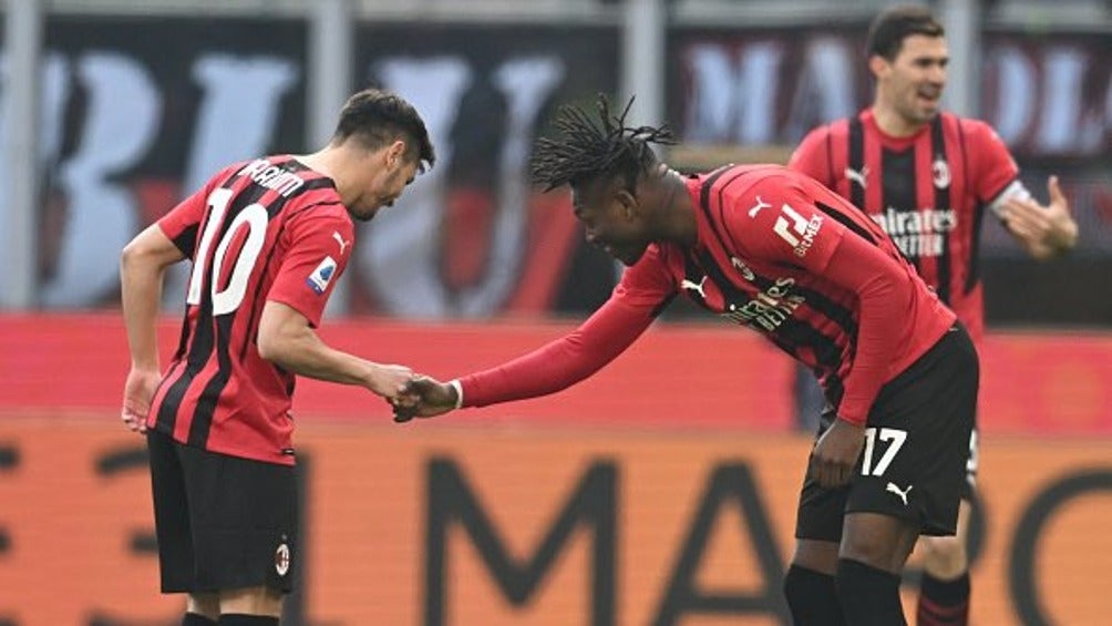 Rafael Leao celebrando con Brahim el gol ante Sampdoria