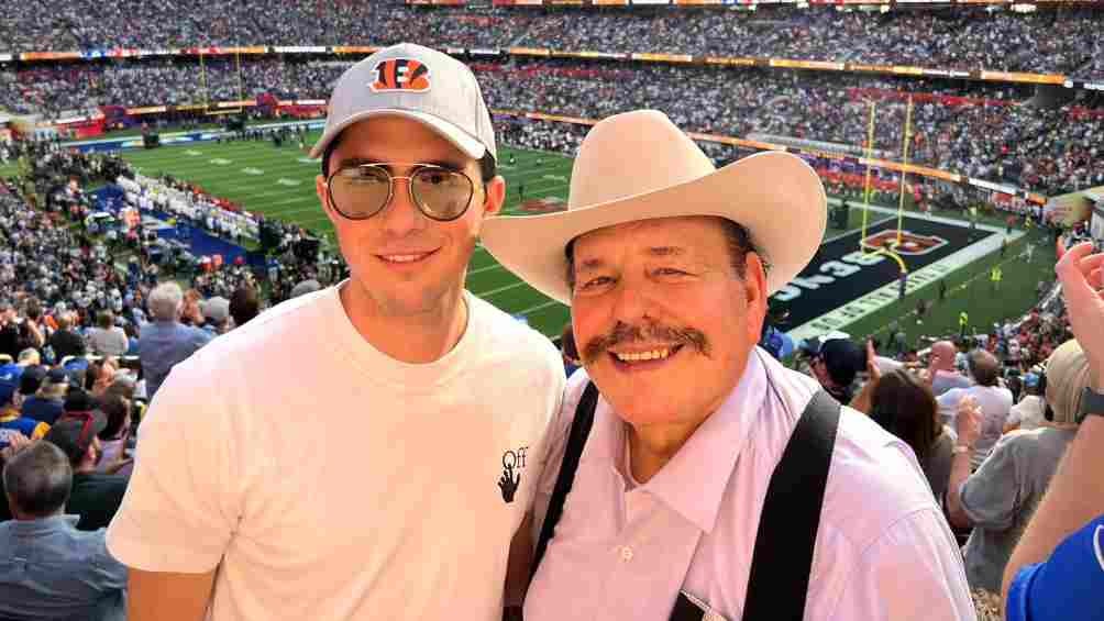 Armando Guadiana y su hijo en el Super Bowl 