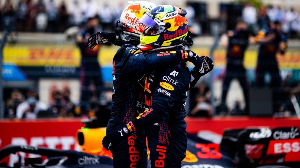 Checo y Verstappen tras la finalización de una carrera en F1