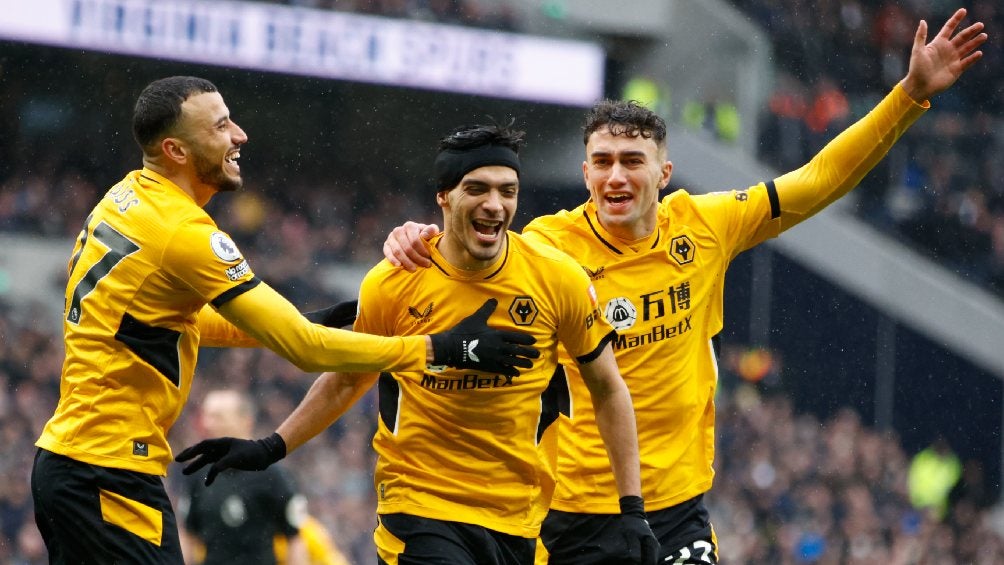 Raúl Jiménez festejando gol con Wolverhampton ante Tottenham