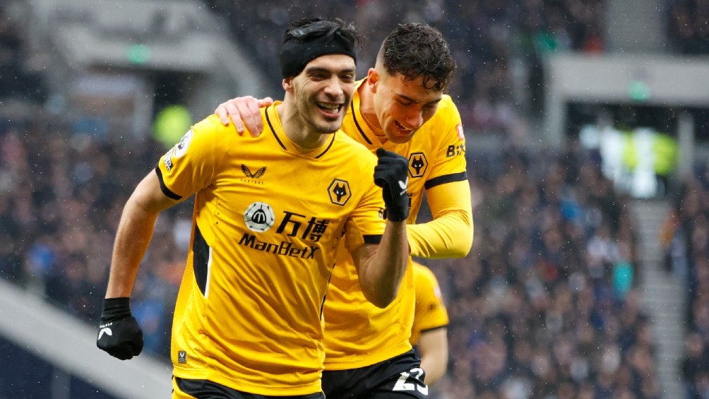 Raúl Jiménez festejando gol con Wolverhampton ante Tottenham