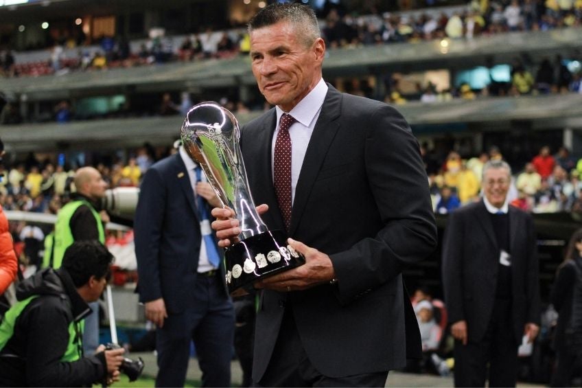 Alfredo Tena con el trofeo de Liga MX