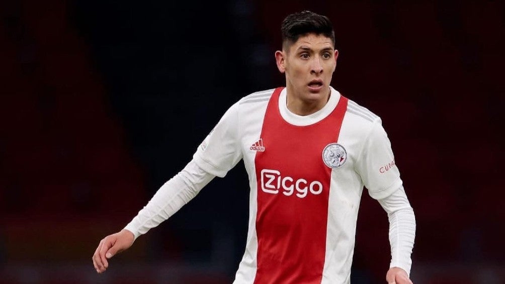 Edson Álvarez jugando partido con el Ajax