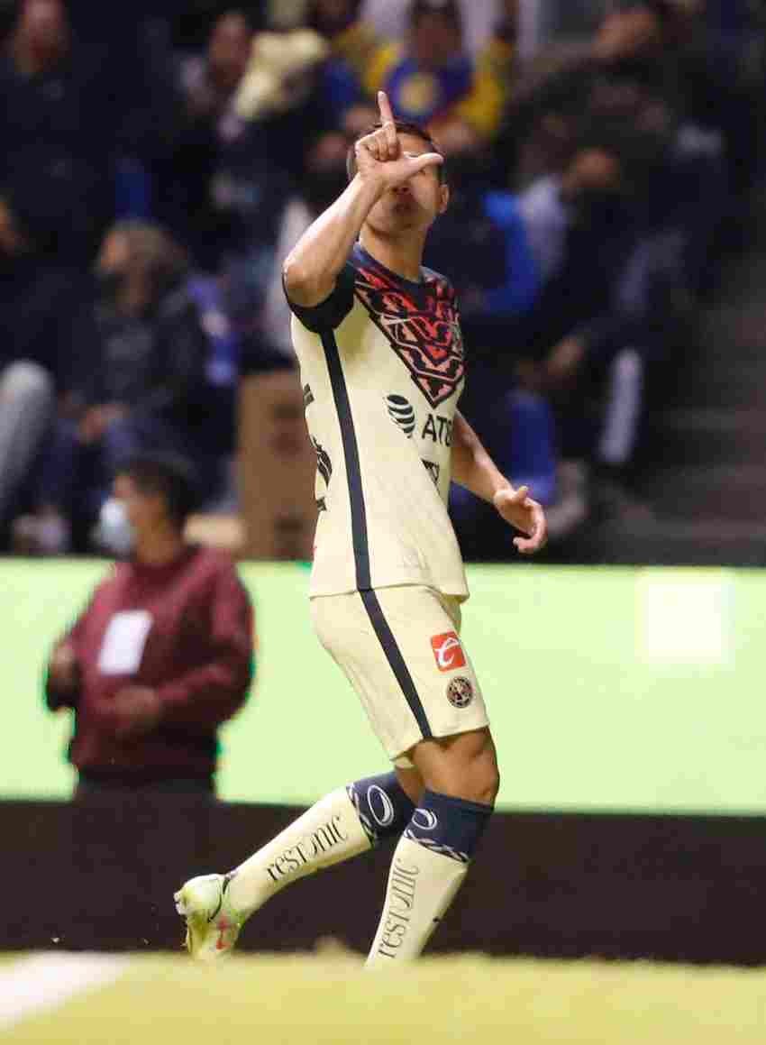 Reyes celebrando un gol con el América 