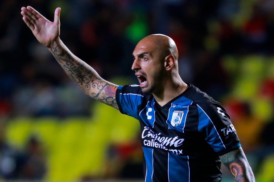 Ariel Hanuelpán durante un partido con Querétaro