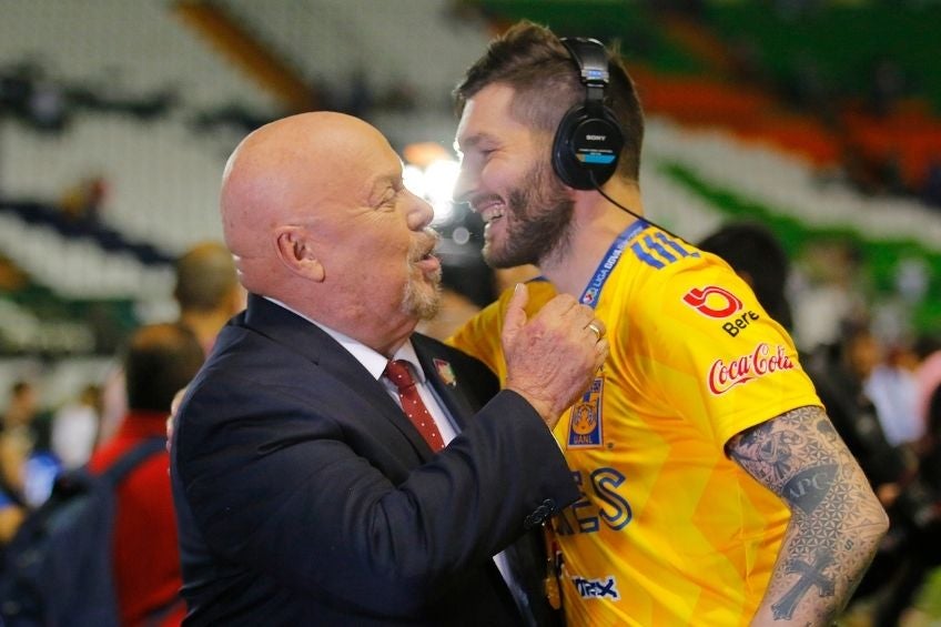 Enrique Bermúdez felicitando a Gignac