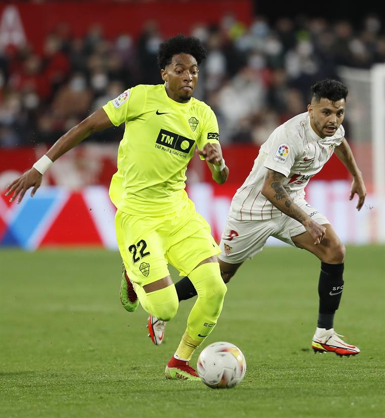 Jesús Corona durante un partido con el Sevilla