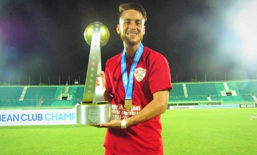 Andrés Monzón con el trofeo del Flow Concacaf Club Caribbean Championship 2021