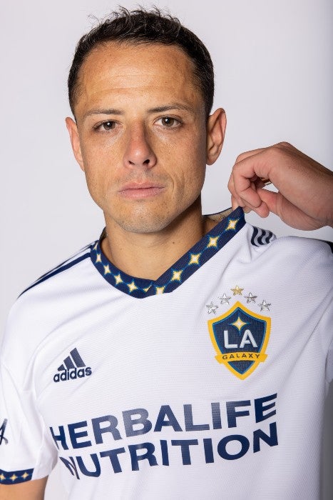 Chicharito Hernández con la nueva equipación de LA Galaxy