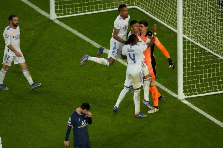 Jugadores del Real Madrid festejando el penal atajado