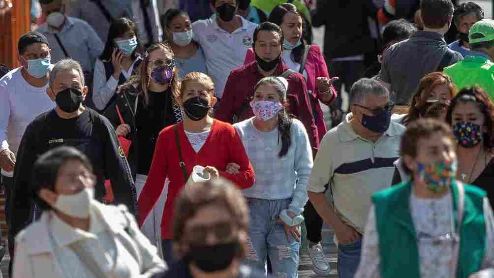 Personas con cubrebocas en el Zocalo 