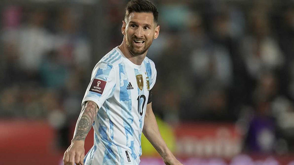 Lionel Messi durante un duelo con Argentina