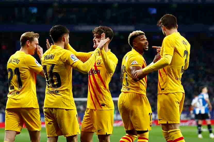 Jugadores del Barcelona celebrando un gol en el derbi catalán