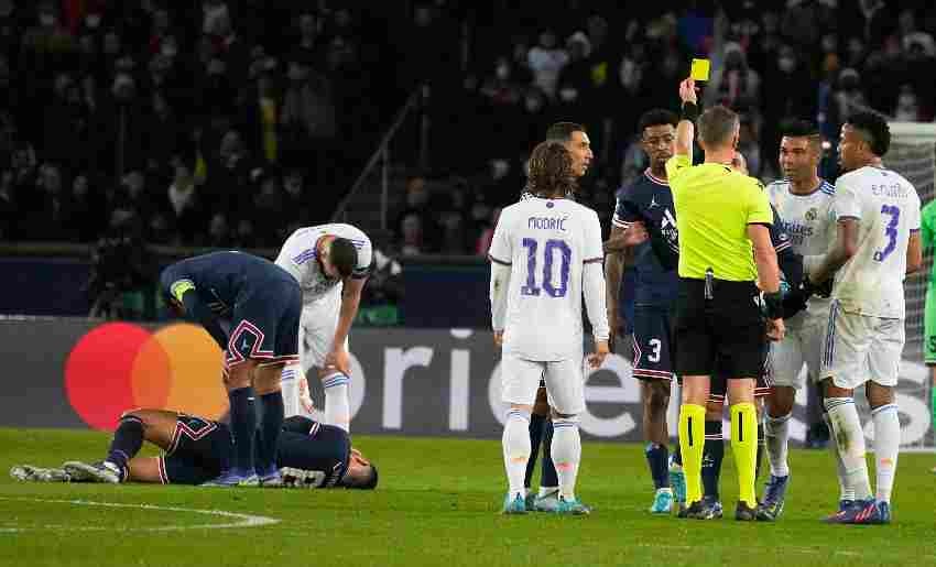 Árbitro central amonestando a Casemiro 