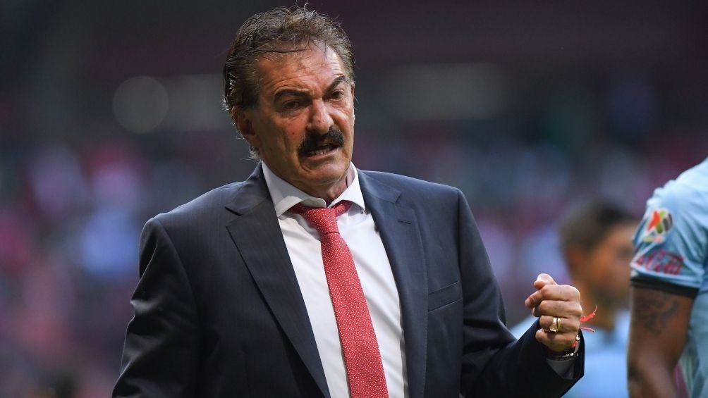 Ricardo La Volpe en un partido con Toluca