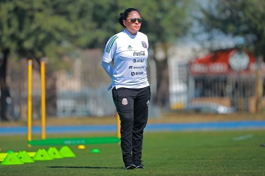 Mónica Vergara observa a sus jugadoras