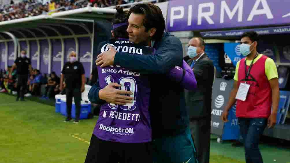 Nicolás Benedetti saludando a Santiago Solari 