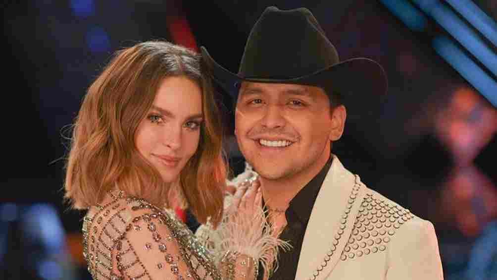 Christian Nodal y Belinda en un programa de televisión 