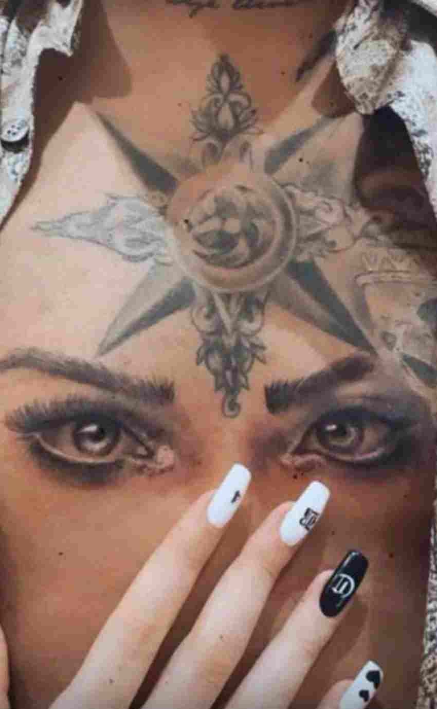 Tatuaje de los ojos de Belinda en el pecho de Nodal 