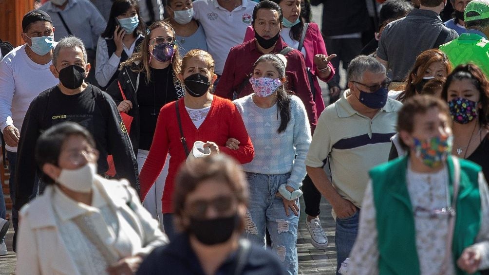 Personas con cubrebocas paseando en calles de la Ciudad de México