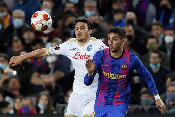 Ferran Torres con el Barcelona en la Europa League ante Napoli