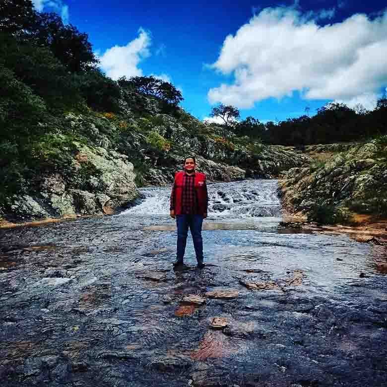 Fausto Martínez, posando para una foto 