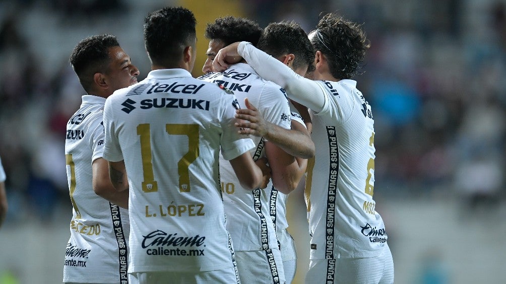 Jugadores de Pumas celebran un gol vs Saprissa