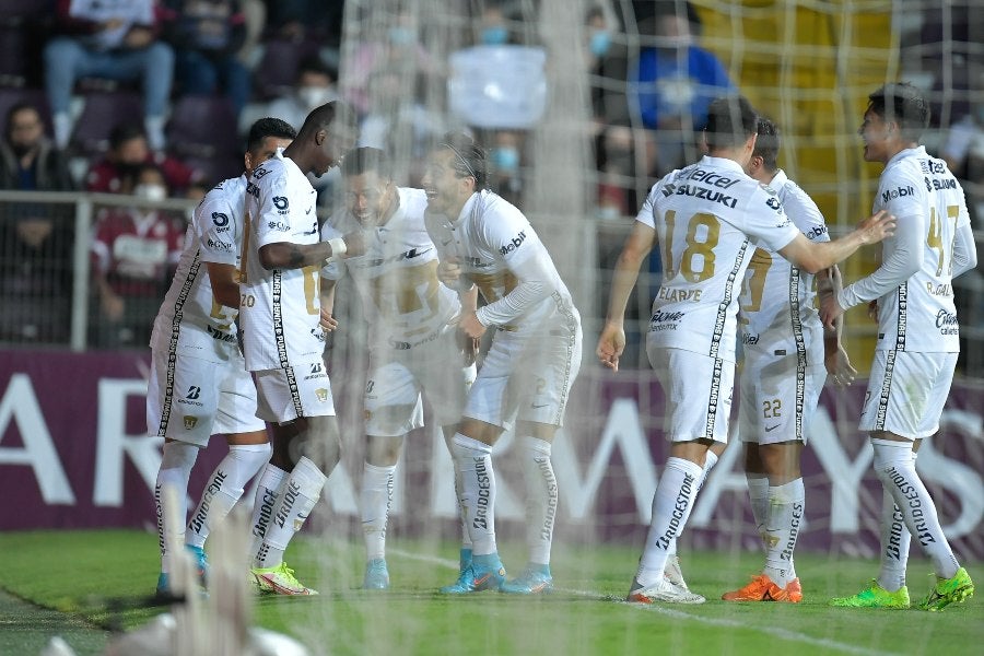 Jugadores de Pumas celebran un gol vs Saprissa