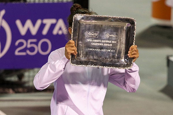 Sara Sorribes tras recibir el trofeo de primer lugar