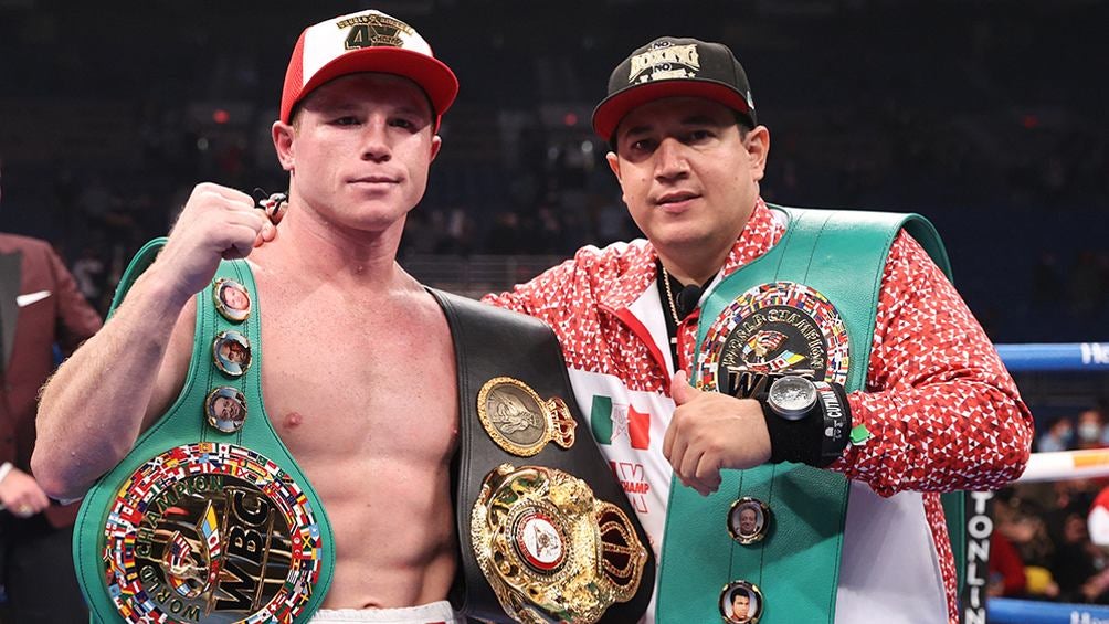 Saúl 'Canelo' Álvarez junto a Eddy Reynoso tras ganar pelea