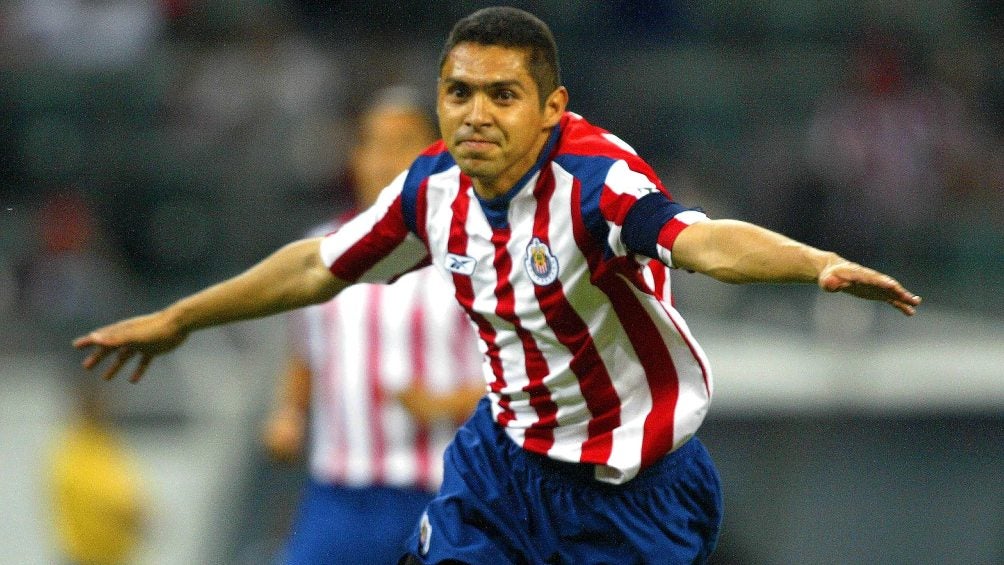 Ramón Morales en acción con Chivas en la Copa Libertadores