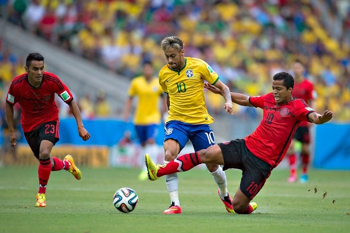 Neymar en acción con Brasil ante México