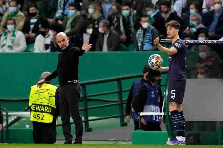 Pep Guardiola dirigiendo al Manchester City 