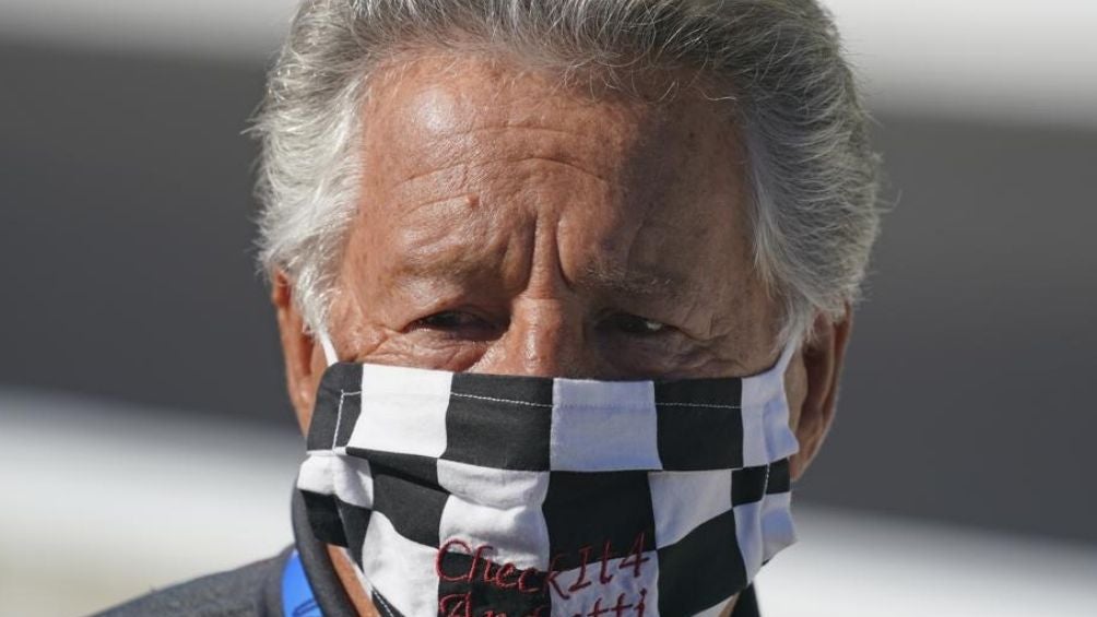 Mario Andretti observando una carrera