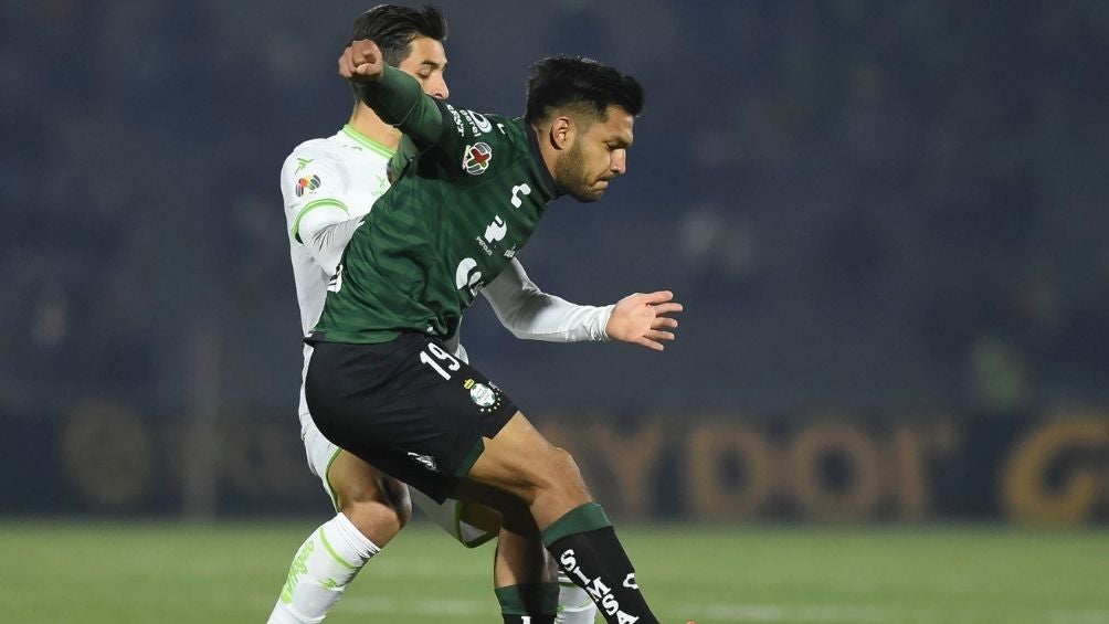 Aguirre pelea un balón