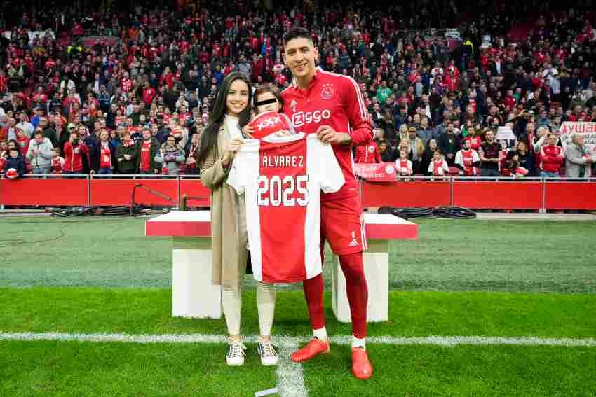 Álvarez y su familia tras renovar con el Ajax