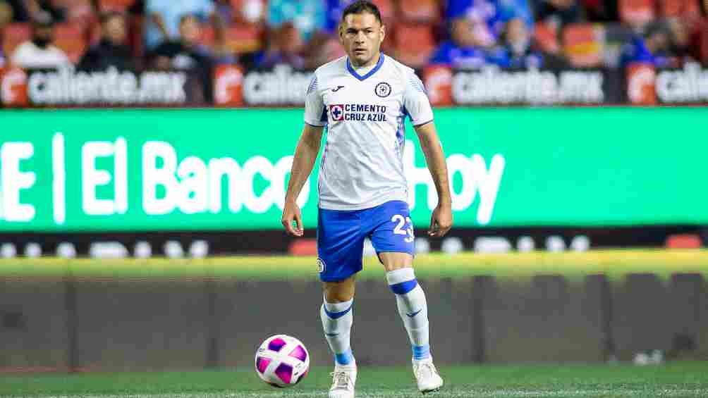 Pablo Aguilar en un partido de Cruz Azul 