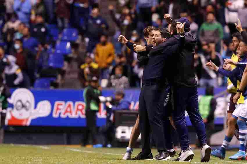 Nicolás Larcamón celebrando la victoria 