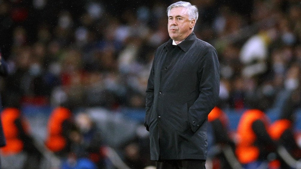 Ancelotti atento en el trascurso del duelo vs PSG