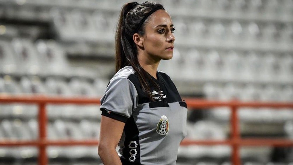 Valeria Andrade; árbitra asistente en partido de Liga MX Femenil