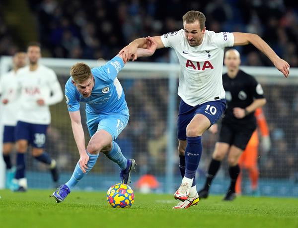 De Bruyne y Harry Kane disputan el balón