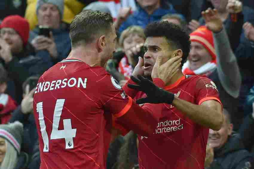 Díaz y Henderson celebrando el gol de la victoria 